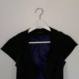 Vila jacket XS - Liten cardigan typ, passar bra ovanför en klänning t.ex. Storlek XS och svart. Säljer för de inte kommit till användning.