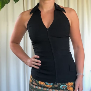 Topp💋 - Snygg topp med dragkedja och krage. I fint skick💋💋