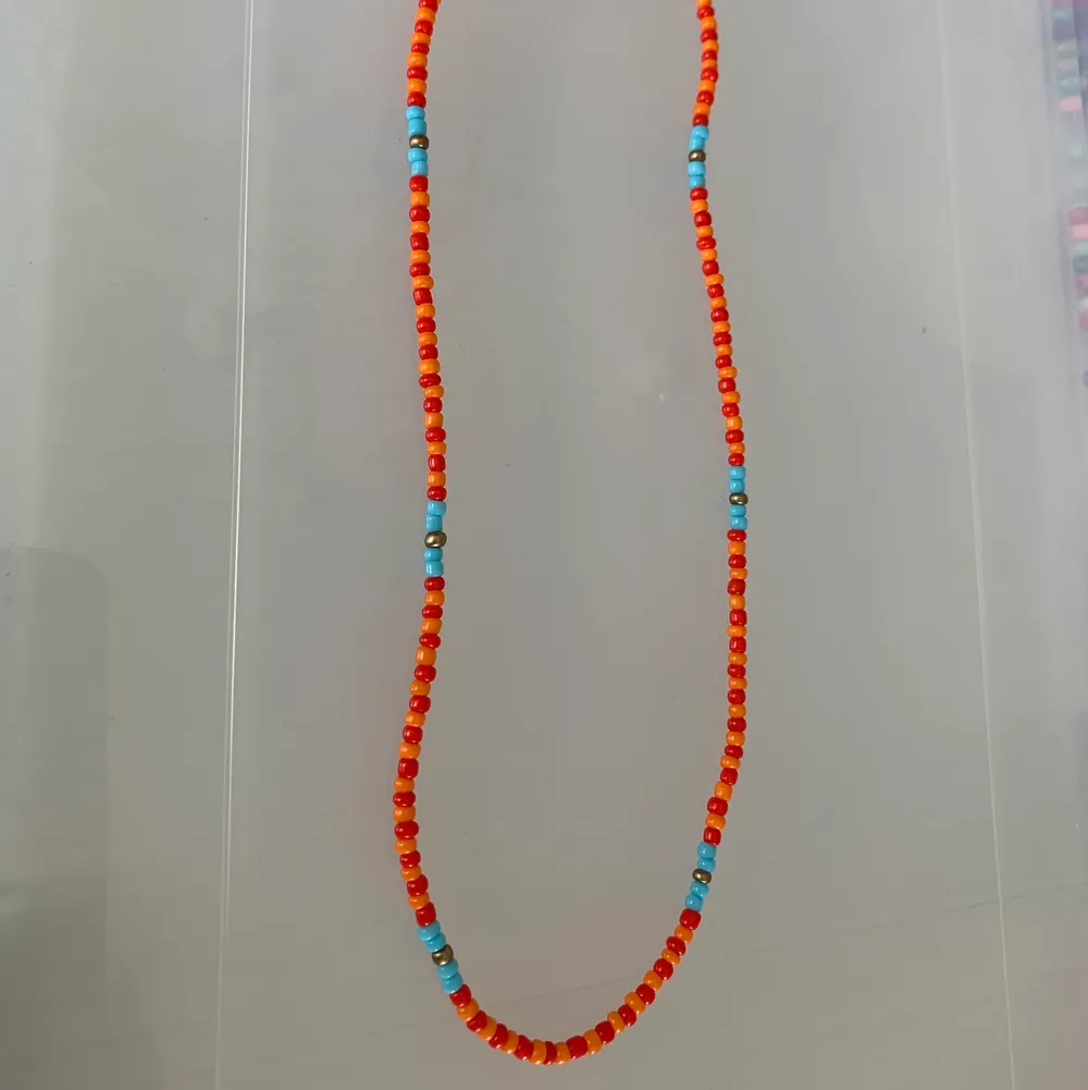 Oranget, rött och blått pärlhalsband ❤️🦋🧡💫🤩 59kr + 13kr frakt . Accessoarer.