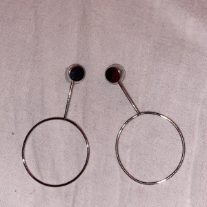 Örhängen  - Ett par örhängen som är helt nya. Aldrig använda. Dem är dock inte nickelfria, därför säljer jag dem. 