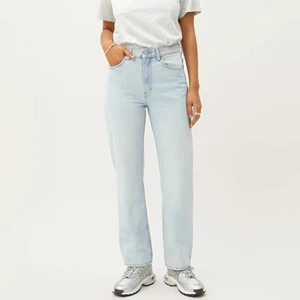 Weekday jeans - ett par jeans från Weekday Voyage High Straight Jeans Light Blue, storlek W27 L30, är 171 cm. Använt några gånger men fortfarande jättefina. Nypris 500 säljer för 270kr +frakt 