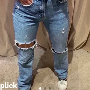 Pull and bear jeans - Säljer mina populära pull&bear jeans som inte finns att köpa på hemsidan längre! Dessa är storlek 34 men passar även 36 💕💕 