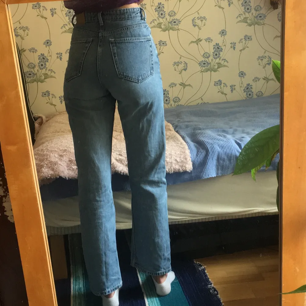 Säljer dessa weekday jeans i modellen Rowe extra high straight jeans.✨❤️ De är jätte snygga men tyvärr lite för små på mig. Jag är 169 cm lång om ni behöver något att utgå från (: köparen betalar frakt!. Jeans & Byxor.