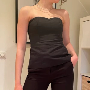 Ärmlös svart topp  - Snygg svart topp utan ärmar i okänd storlek från h&m, bör passa S-M, bra skick.✨GRATIS FRAKT✨