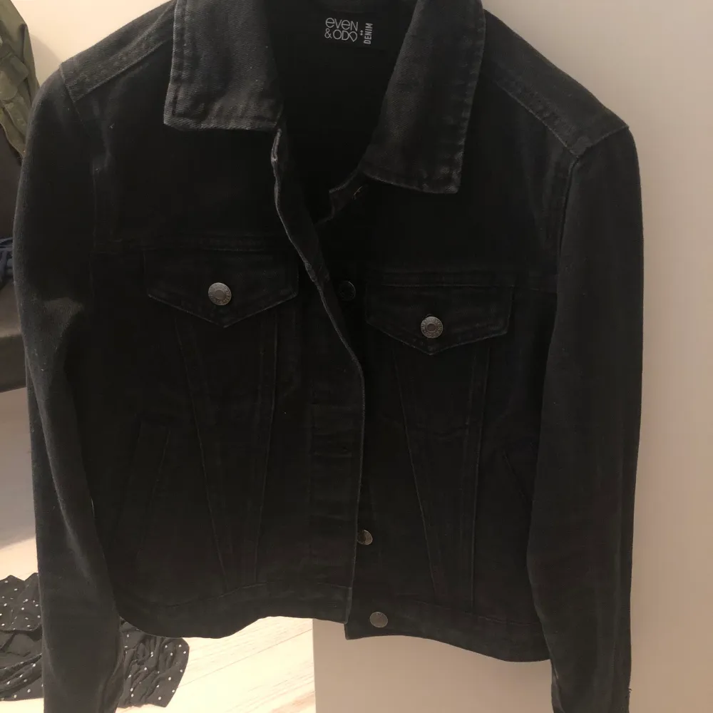 Svart jeans jacka som jag köpt här på plick. Tyvärr så är den för liten på mig, det är en storlek S men skulle nog mer säga att det är en XS. Kan mötas upp men kan även frakta ( jag ansvarar inte för postslarveri)💕💕. Jackor.