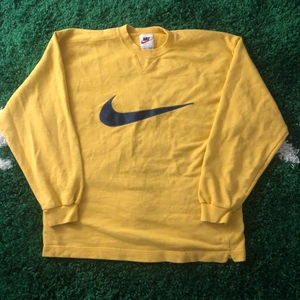 Vintage Nike sweatshirt  - Vintage Nike sweatshirt med white tag alltså från 90 talet, skick: 8/10 möjligtvis lite urtvättad, storlek M 