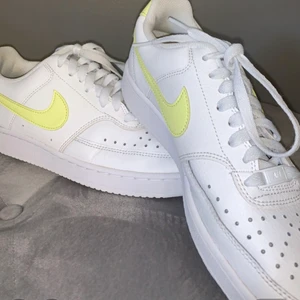 Nike sneakers - Lägger ut igen då den som vann budgivningen inte köpte dom!! Ett par vita Nike sneakers med gula detaljer. Använda en gång (helt nyskick) Väldigt lika Nike air force förutom att dessa är lägre. nypris ca 700 kr. Men ja säljer dessa i begåvning av pengar nu för 400 eller budgivning. Den vita AF1 plattan vid skosnörena har jag satt på för en fin detalj från ett par andra skor men dom följer ej med i köpet. Storlek 39 köparen står för frakt❤️