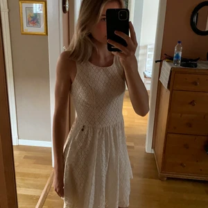 Vit klänning - Supersöt vit klänning i spets med hål i ryggen. Perfekt för skolavslutning/konfirmation/student. Endast använd 2ggr. 
