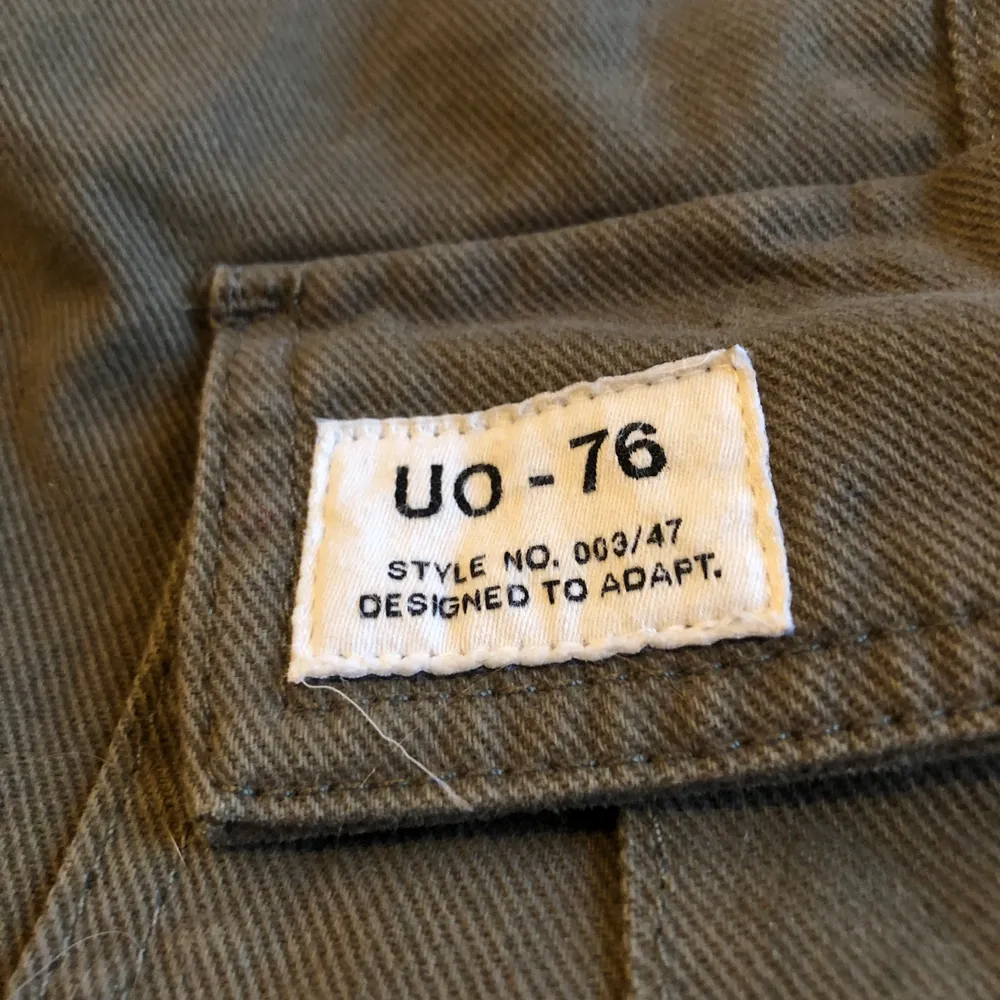 Militärgröna byxor från urban outfitters med rak passform, storlek xs och är endast testade! Priset är inklusive frakt. Jeans & Byxor.