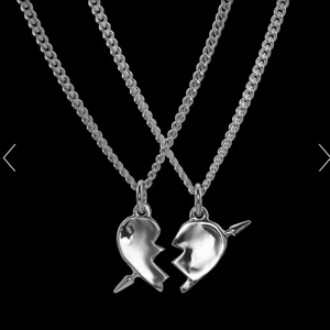 Maria Nilsdotter halsband - Säljer halvan med pilen uppåt💞💞💞