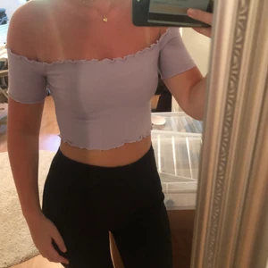 Ljuslila off shoulder topp - Ljuslila off shoulder topp från pretty little thing i storlek xs. Säljer den då den är för liten💜 bra skick och jättesöt
