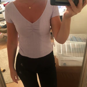 Lila monki topp - Ljuslila topp från monki i storlek xs men passar även s💜 Bara använd få gånger och är därför i bra skick🥰