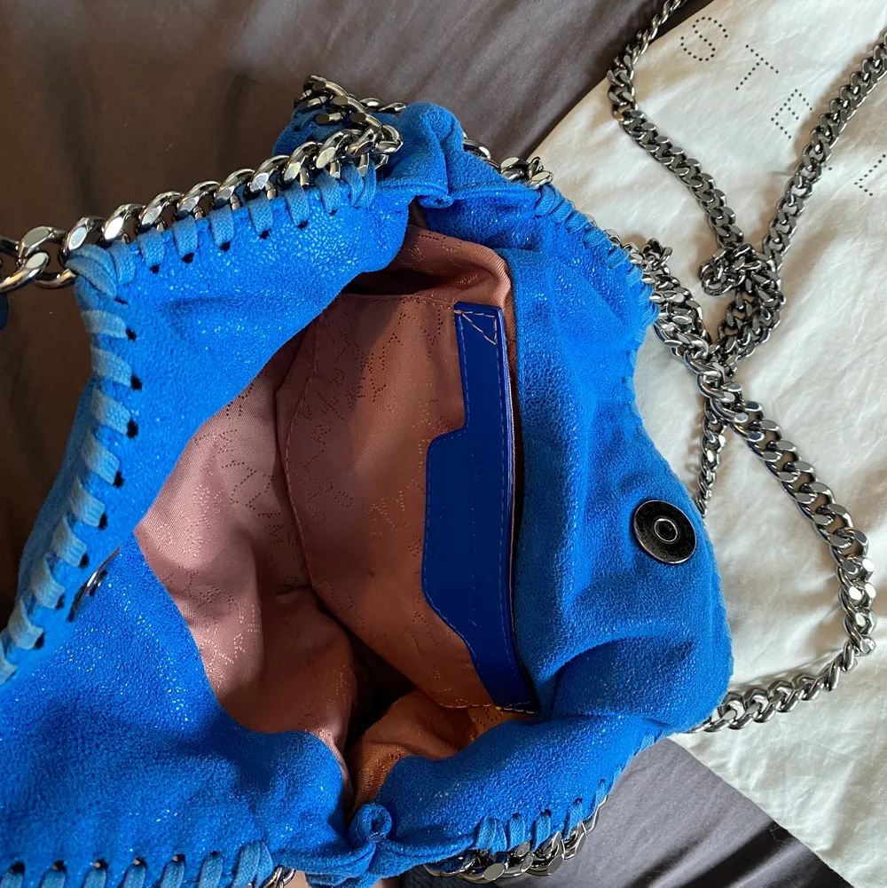 Stella väska i fiiiinaste blå färgen 💙 självklart äkta och äkthetsbevis finns !!!! Inga defekter utan i jättebra skick! Modellen är mini 😇 allt på bild medföljer samt äkthetsbevis . Väskor.