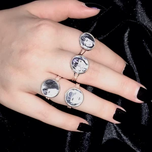 Junji ito rings - handgjorda Junji ito ringar🖤 går att ställa in storleken! Köps en för sig för 39kr,  2st för 69kr, 3st för 99kr eller 119kr för ett set✨ 