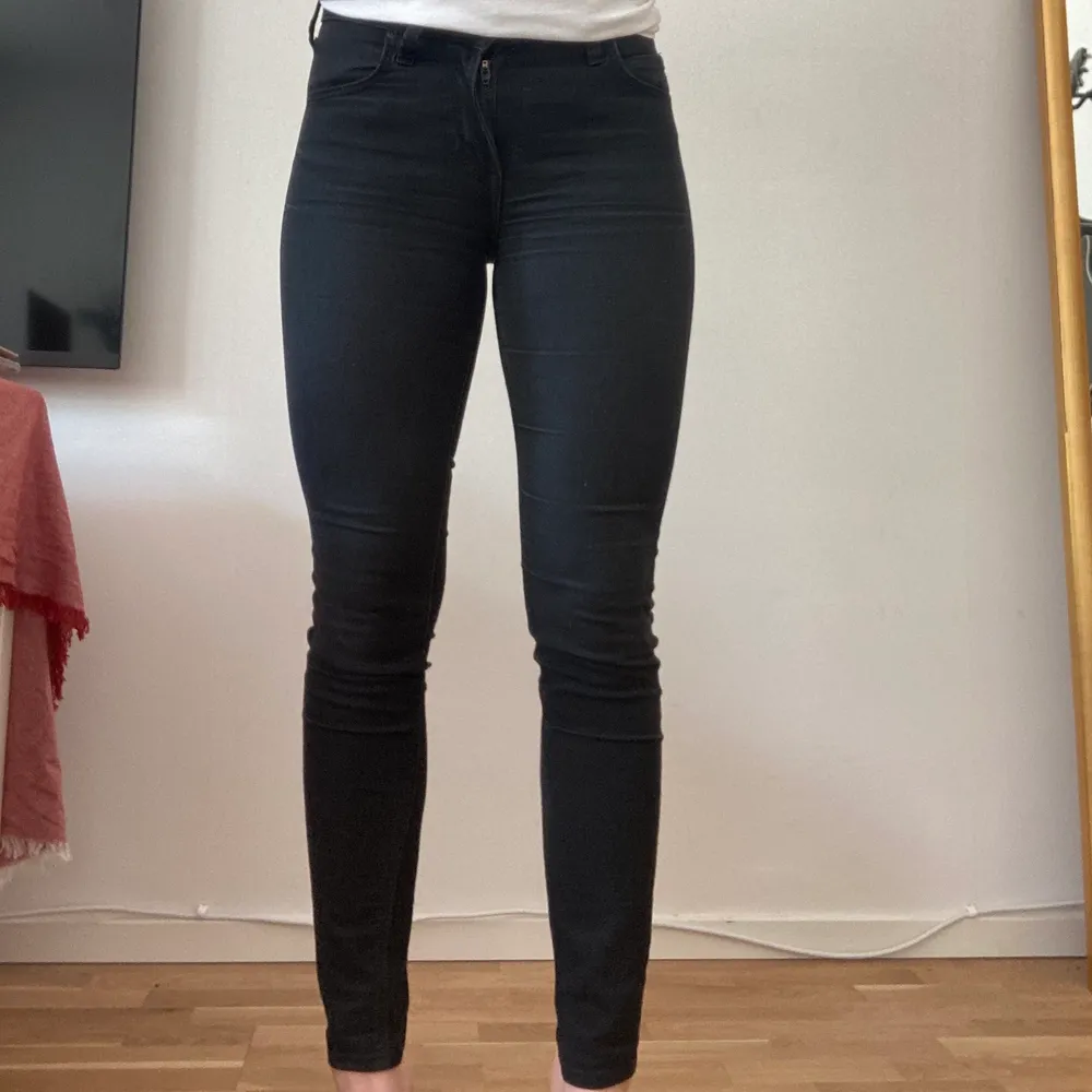 LEE jeans i modellen JODEE, storlek W 25/L 31. Har några år på nacken men är i gott skick. Säljes pga att jag inte använder dem 💕. Jeans & Byxor.