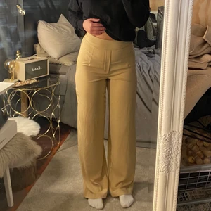 Byxor från bikbok  - Säljer mina beiga byxor från bikbok eftersom dom aldrig kommit till användning, i storlek S frakt tillkommer i priset