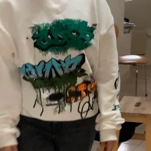 Collegetröja  - Funderar på att sälja denna hoodien. Den är inte riktigt kritvit den är mer åt det krämiga hållet. Finns en fläck på den som knappts syns men värdig att ta upp skriv privat för fler bilder❤️✨✨. Slutsåld vad jag vet, köpte den i höstas. Det är storlek S (herr storlek) jag har vanligtvis xs/s. Skriv privat vid intresse🥰