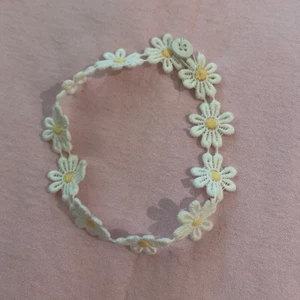 Choker - Säljer halsband och armband i olika storlekar. 1 st - 15 kr, 2 st - 20 kr, 3st 25 kr. Frakten är densamma för alla så kolla gärna på de andra smyckena för att få allt fraktat tillsammans. 