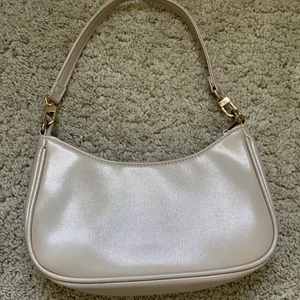 Baguette väska - Super fin glittrig baguette väska ifrån BikBok, använd ett fåtal gånger! Säljer pga jag längre inte får så stor användning av den