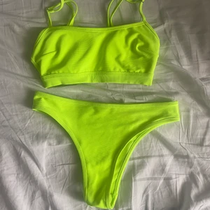 Neon bikini - Neon bikini från HM. Aldrig andvänd och köptes för 1 år sen. Säljer pga att jag inte vill ha den mer hahaha eftersom den endå inte andvänds. 75kr + frakt