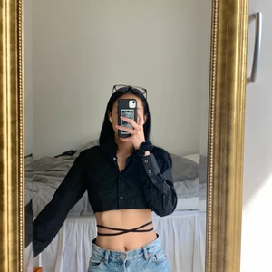 Crop shirt  - Snyggt shirt med band och öppen rygg. Endast testad. Behöver strykas innan!