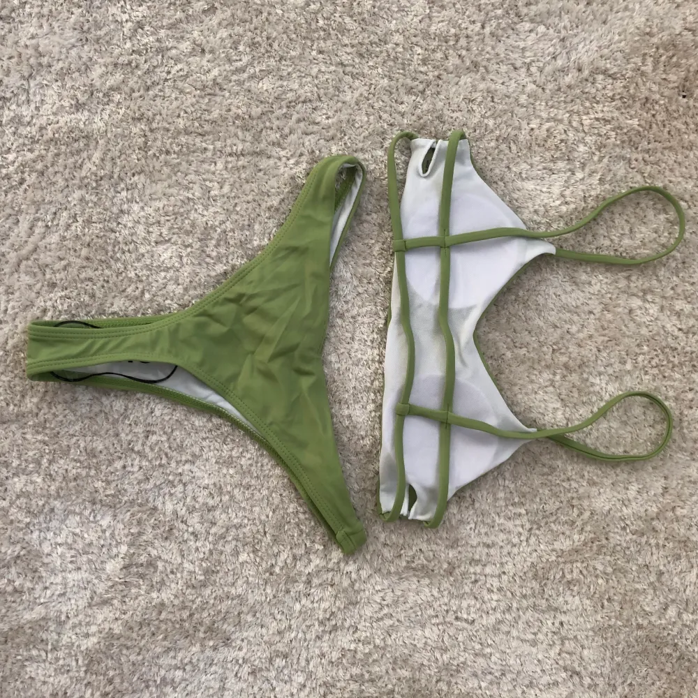 Jag säljer ett helt oanvänt bikini set som jag har köpt från SHEIN. Bikinin är super fin med snygg ”snörning” i ryggen (se på bild). Tyvärr var överdelen alldeles för liten så jag testade inte underdelen. Hygien lappen finns kvar på underdelen. Frakt ingår i priset!. Övrigt.