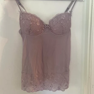 Så fin bh/topp i lila💜 - Den är lite genomskinlig men man hade fortfarande kunnat ha den som ett topp enligt mig, liiite för liten för mig som har ca 75-80B-C i bh storlek annars står de ingen storlek. Jättebra skick🌺🌺