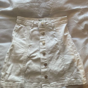 Vit jeans kjol - Superfin vit jeanskjol från Gina, tyvärr för liten för mig så jag hoppas att den passar någon annan bättre🤗 den har knappar hela vägen fram😍 70kr+frakt