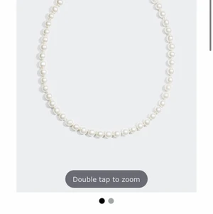 Pärlhalsband  - Säljer detta fina halsband, då jag har 2 likadana. Köpt på glitter för 90kr. Fortfarande samma skick som när jag köpte det, då jag bara haft det i ca 1 månad.