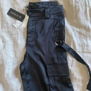 Byxor  - Byxor i storlek S. Oanvända, nyskick. Köparen står för frakten. 