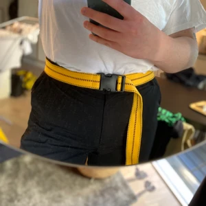 Bälte / skärp - Bälte/skärp ifrån Junkyard. Väldigt långt så går att justera till alla storlekar. Köp fler saker och få allt i samma frakt.