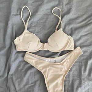 bikini - säljer denna superfina bikinin då den var för liten för mig. den är i storlek S men passar en XS! Kvaliten är annars jättebra, det är ett räfflat tyg och överdelen har inbyggda byglar💗  