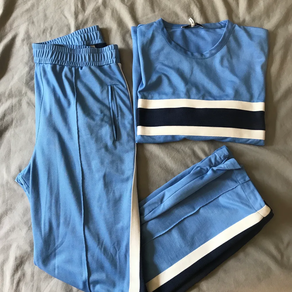 T-shirt and trousers from Ganni. Bought them second hand but they are too big for me. Top size 36 and pants 38. Fits Oversized. It has a small mark on the pants. . Jeans & Byxor.