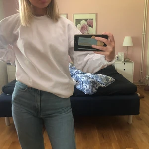 Vit oversized sweatshirt - Supersnygg oversized vit sweatshirt från Pretty Little Thing. Säljer den eftersom den är lite för stor för mig. Den är i storlek xs men passar även er som är S eller M, möjligtvis L också beroende på hur ni vill att den ska sitta. Bra skick och kvalitet. Funkar för både killar och tjejer