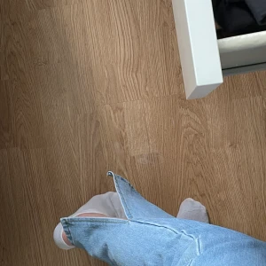 Jeans med slits - Använda en gång så de är i bra skick. Det blir inte av att jag använder de. Frakt ingår. 