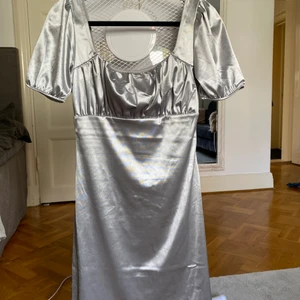 Klänning storlek S - Silvrig klänning från HM i storlek S.
