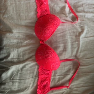 Bh spets neon  - Fin och knappt använd BH från Gina. Storlek 70B. Den har push-effekt men inte super eller bombshell. Frakt tillkommer. 