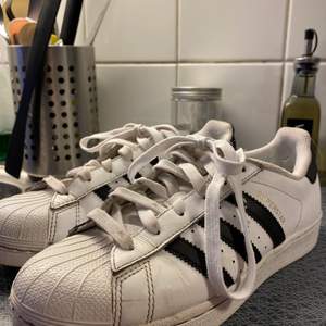 Adidas Superstar skor i storlek 37.5. I begagnat skick, se sista bilden för slitage. 