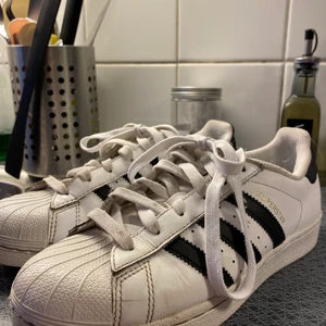 Adidas Superstar  - Adidas Superstar skor i storlek 37.5. I begagnat skick, se sista bilden för slitage. 