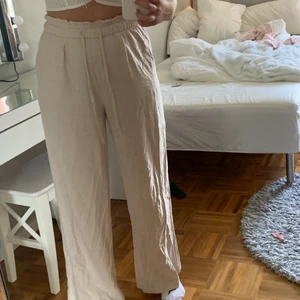 Linnebyxor - Säljer dessa supersköna beiga linnebyxor med fickor från h&m. Använda 2 gånger så de är så gott som nya. Frakt tillkommer!!