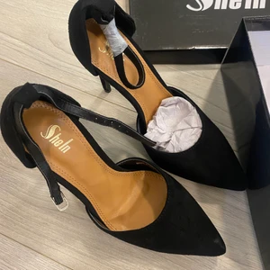 SVARTA KLACKAR - helt nya, oanvända. Fel storlek för mig. Från Shein. Supersnygga!