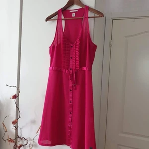 Tiger of Sweden sommarklänning Storlek M - Jätte söt sommarklänning som tyvärr ska säljas då den inte passar längre. Är i väldigt bra skick och funkar som en sommarklänning men lika bra till festliga tillställningar.