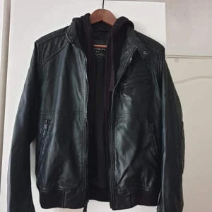 Skin jacka storlek S - Skinjacka som jag köpte i Barcelona. Den är i väldigt bra skick då jag knappt använt den. Den går att använda som endast skin jacka (se bild 3) men gillar den extra mycket för att den har en ”hoodie” man kan ta bort och lägga till via en extra dragkedja på insidan för en coolare look. Har många fickor och en innerficka på vänster sida.