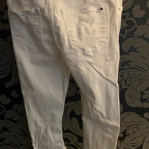 Tommy hillfiger jeans stl 25/32 - Vita jeans med slitningar fram, säljer dom då dem är för små . 