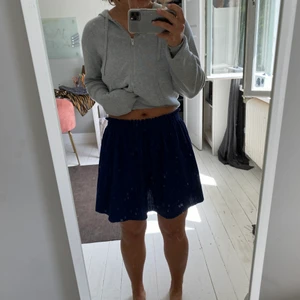 Fin blå kjol - Jättesöt blå kjol från zara, lite smått plisserad med fin detalj vid kanten. Storlek 13-14 år💕