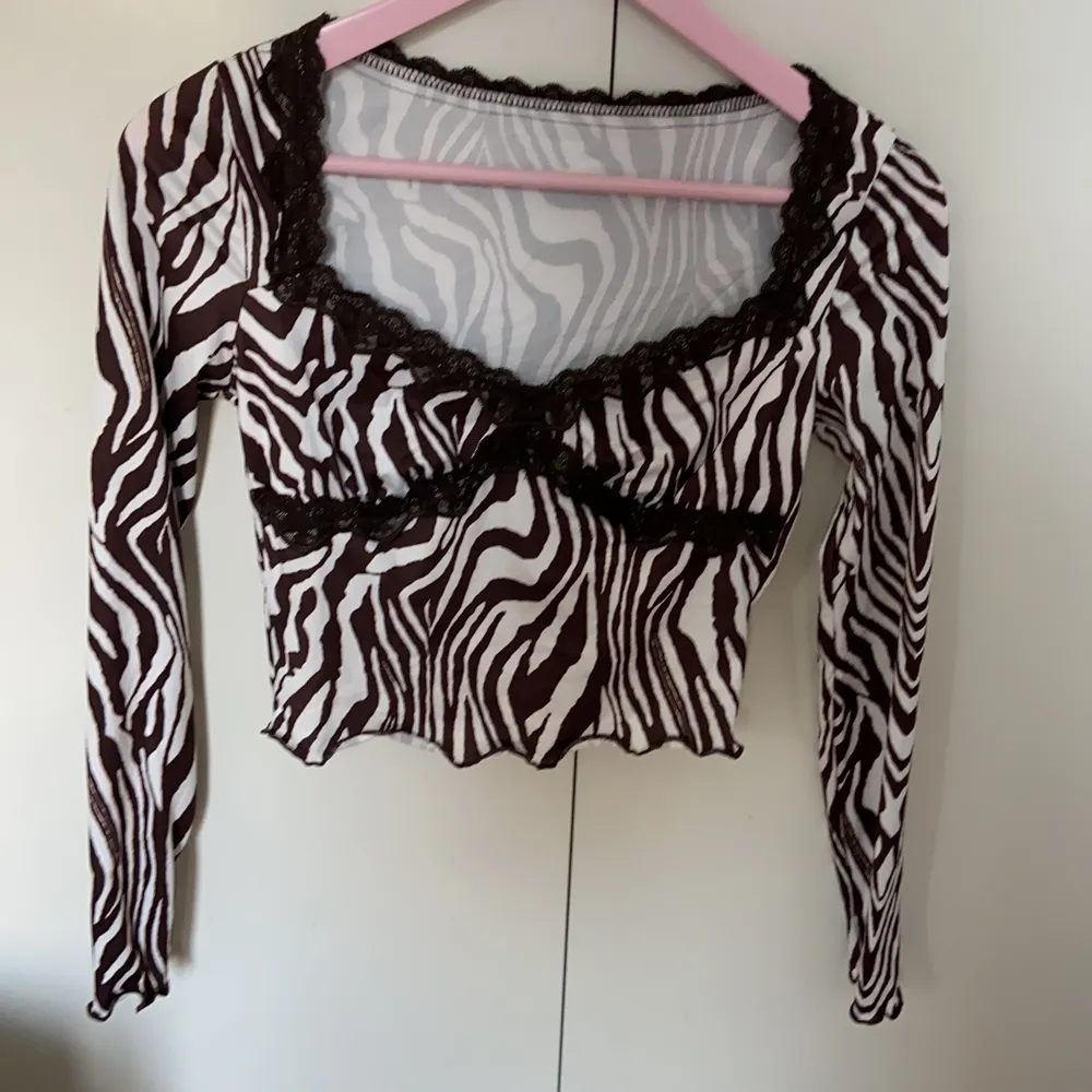 Zebra mönstrad tröja från Shein💕 St XS. Köptes på Plick men säljer för att säljaren skrev att det var storlek s men är egentligen storlek XS. Jättefin och väldigt bra material. Första två bilder är lånade av säljaren jag köpte av men sista bilden är min.💖💖. Toppar.