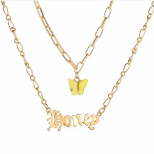 Somrigt halsband - Fjärilshalsband i motivet "honey" som passar perfekt till din sommar outfit. Produkten är helt ny och finns även i blått och rosa i olika motiv (kolla in min profil). Betalning sker via Swish eller PayPal. 1-3 dagars leverans. Instagram: @mirah_beauty