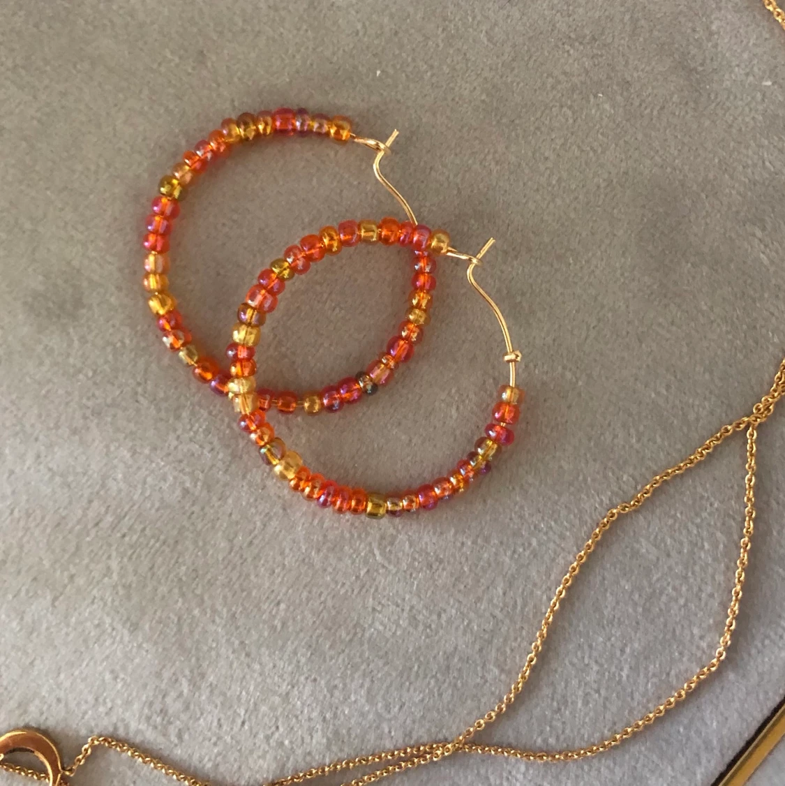 Örhängen med färgade pärlor