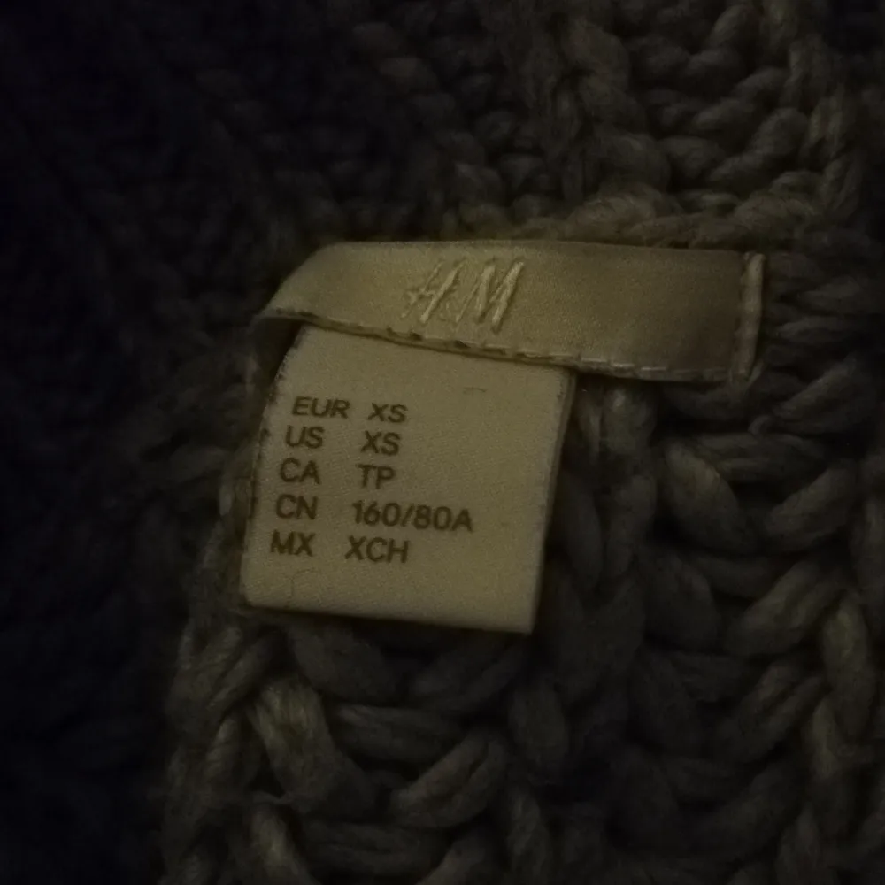 Säljer denna jätte fina tröjan eftersom jag behöver pengar för tillfället. Storlek XS köpt från HM. Har inte använt den så mycket. den har mest legat i min garderob hela tiden i ungefär 2 års tid vilket betyder att den är ganska bra skick. . Stickat.