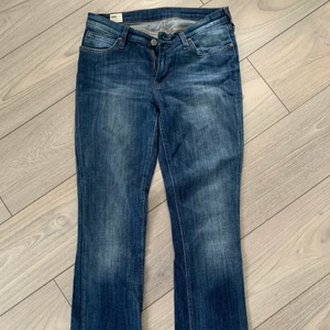 Lee vintage jeans - Knappt använda!! Lågmidjade med liten flaire som går över skon! Säljer då de inte passar❤️